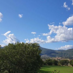panorama con cielo azzurro